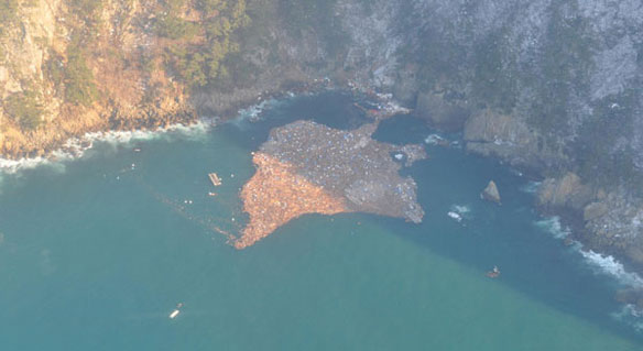 japan-tsunami-debris japan-tsunami-debris