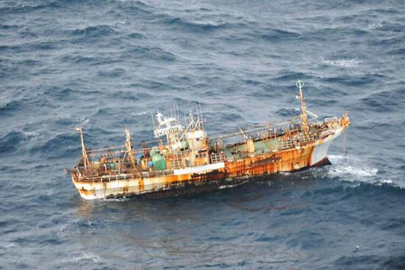 marine-debris-fiching-boat marine-debris-fiching-boat