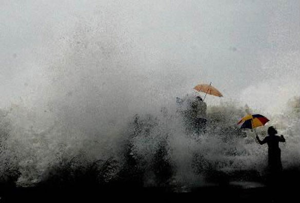 storm-umbrellas